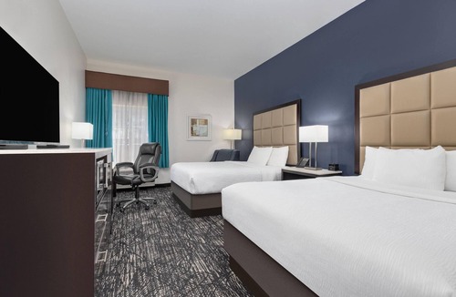 Paris Hotel | La Quinta Inn & Suites by Wyndham Paris