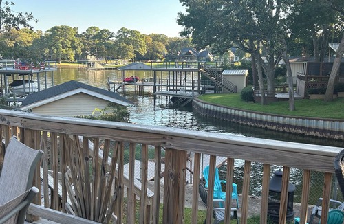 Tool House | Lake Front Cozy Cottage - PRIVATE DOCK - KAYAKS INCLUDED! LATE SUNDAY CHECKOUT