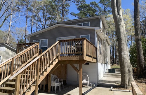 Southmont House | Lake front house with private boat dock and breathtaking view of the lake