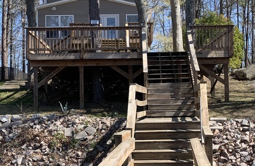 Southmont House | Lake front house with private boat dock and breathtaking view of the lake