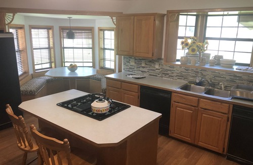 Mid America House | Lake Hamilton Canal W/hot tub 3/2 Home - w/Canoe & Kayaks!