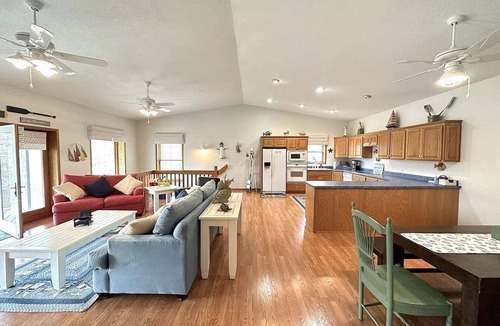 Moravia House | Lake House with a private trail to the beach!
