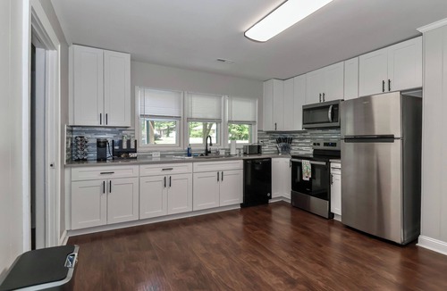 Mount Gilead House | Lake Tillery 7 Minutes to Marina! Sleeps 8, Large Deck with WiFi and AC