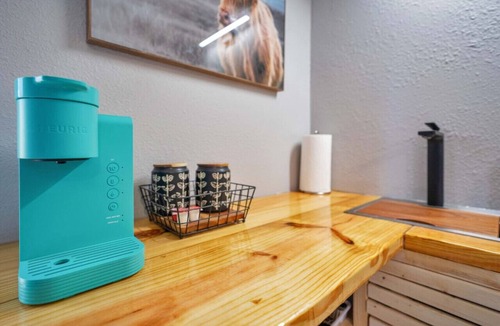 Conway House | Lake view + 10min to dwtn + near parks + 2 guests!
