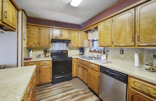 Dennis House | Lake View and Access! - 2 Bdrm, sleeps 6, beautiful lake views!