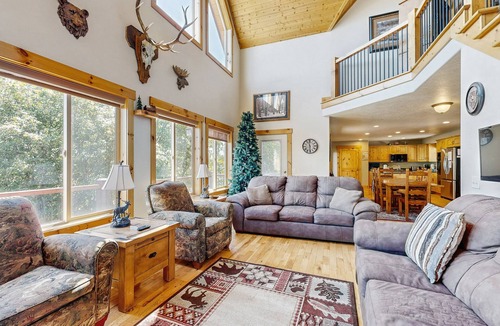 Harbor Village House | Lake view cabin w/Ping-Pong/pool tables, home theater & AC, W/D