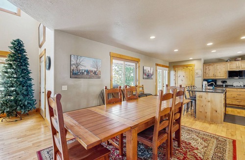 Harbor Village House | Lake view cabin w/Ping-Pong/pool tables, home theater & AC, W/D