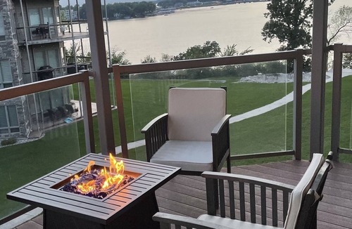 Arnolds Park Condo | Lake view condo! Updated unit with 8 beds and 6 waterpark passes at Bridges Bay.