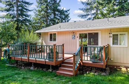 Clarksville House | Lake View Getaway