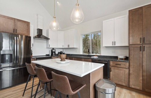 Lakeside House | Lake Views, Modern & Luxurious, Walk to Town