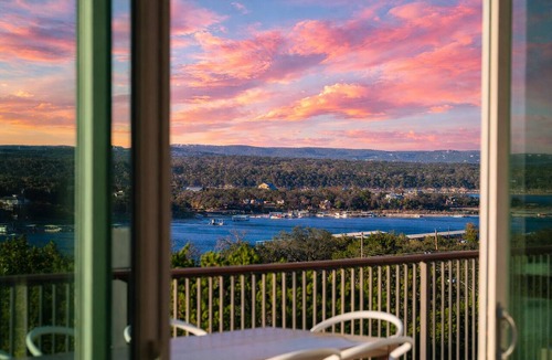 Round Mountain House | Lake Views + Steps to Marina + Sleeps 18 + Hot tub