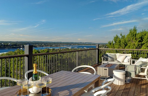 Round Mountain House | Lake Views + Steps to Marina + Sleeps 18 + Hot tub
