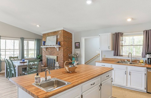 Wise House | Lakefront 4bd-2ba; Deep water; Large Porch; Sleeps 14; Pet friendly