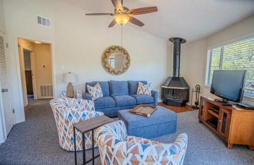Lakeway House | Lakefront Bungalow - Community PoolHot Tub #6