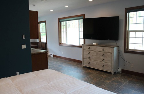 Eureka House | Lakefront cabin on Glen Lake! Sleeps 12. Guest House w/2nd kitchen included!