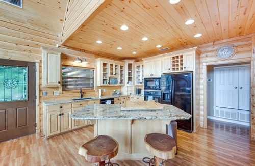 Gladewater House | Lakefront Gladewater Retreat w/Dock + Hot Tub!