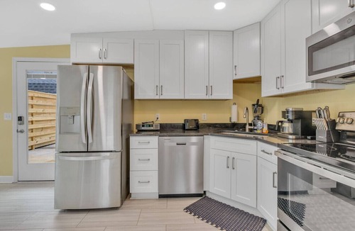 Lebanon House | Lakefront, Heated Pool, Sauna, Sleeps 8!