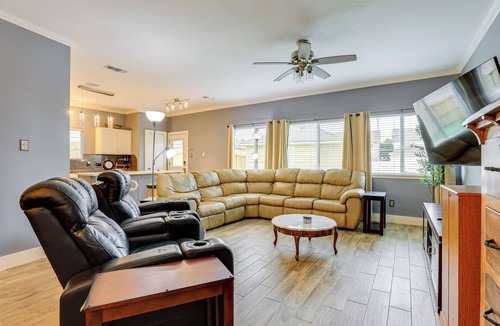 Lakeville House | Lakefront Home in Energy Corridor Area: Near 99!