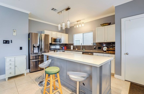 Lakeville House | Lakefront Home in Energy Corridor Area: Near 99!