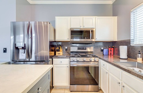 Lakeville House | Lakefront Home in Energy Corridor Area: Near 99!