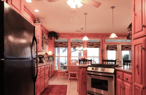 Russellville House | Lakefront home with private dock & boat landing!