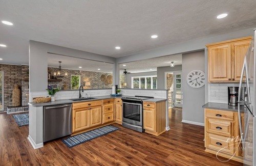 Bull Shoals House | 🌊Lakefront Hot Tub🛶Kayaks🔥Firepit🏖️Nature Lovers🦅Peaceful waterfront deck