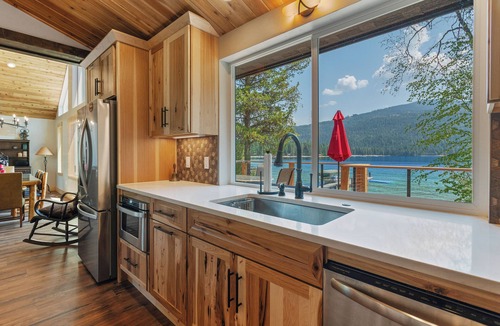 Coolin House | Lakefront Luxury on Priest Lake 4+Bd/4Bth Private Beach/Dock/Views, sleeps 12+