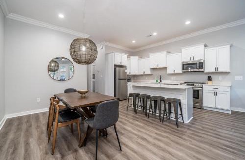 Lake Hamilton House | Lakefront Oasis with Game Room!