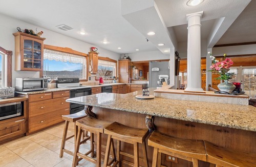 Hauser House | Lakefront Paradise-Sleeps 21+, Dock, Hot Tub, Games, Kayaks, Playground & more!