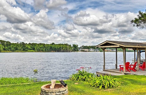 South View House | Lakefront Parkton Home: Pool & Fishing Dock!