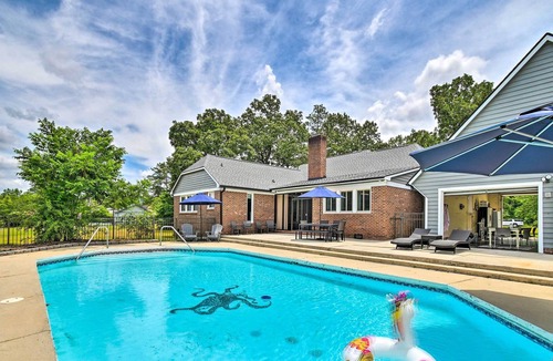 South View House | Lakefront Parkton Home: Pool & Fishing Dock!