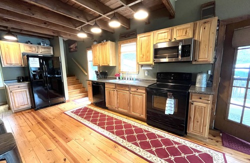 Milledgeville Cabin | Lakefront, Pet friendly, EV Charging, Kayaks, Pontoon Boat available, Boat Slip