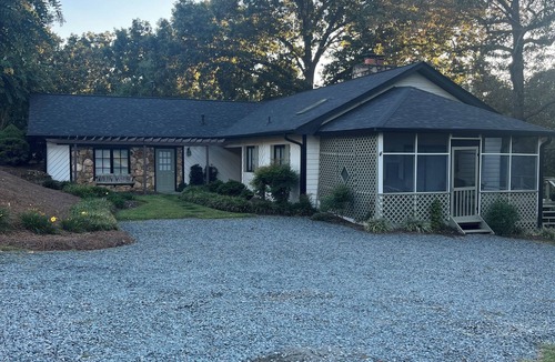 Monroe House | Lakefront Retreat-Fishing/Gameroom TwiTTy TiMe