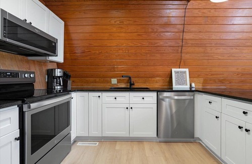 New London Cabin | Lakefront Retreat on Quiet Cove, Dock, Fire Pit, King Bed- close to Uwharrie