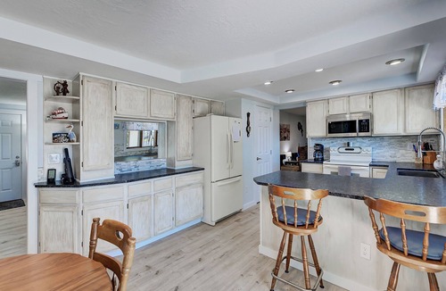 Helena House | Lakefront vacation rental on Hauser Lake