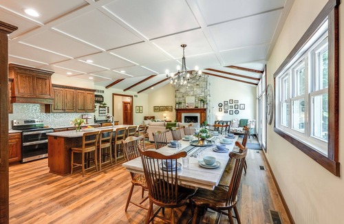 Sandyville Cabin | Lakes, Waterfall, Basketball Court: Family Getaway 5-7 bedrooms