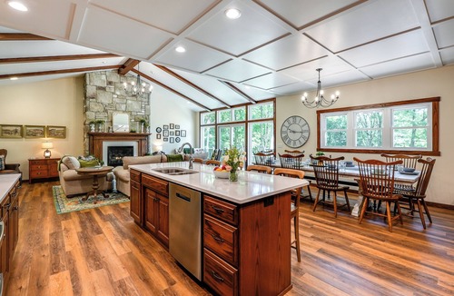 Sandyville Cabin | Lakes, Waterfall, Basketball Court: Family Getaway 5-7 bedrooms