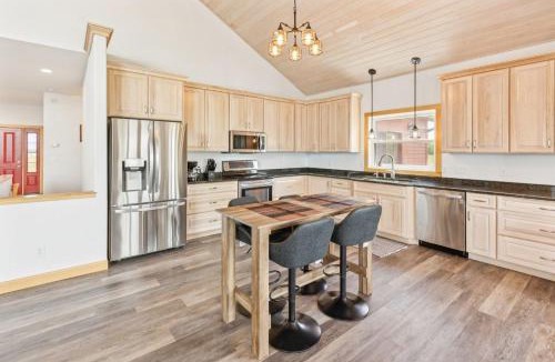 Crary Villa | Lakeside 4BR Retreat Private, Peaceful & Scenic villa