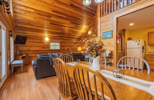 Primrose Cabin | Lakeside Cabin: Private Dock - Canoe & Kayaks - HotTub -PetFriendly -Arcade Game