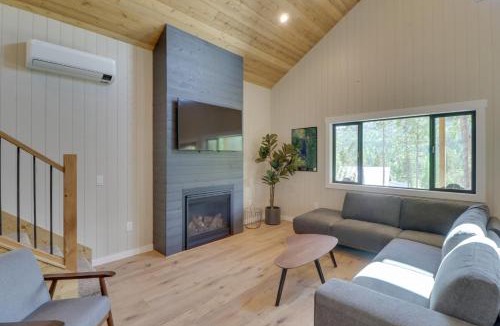 Lakeside House | Lakeside Cabin Retreat with Private Hot Tub!