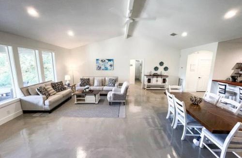 McQueeney House | Lakeside Escape