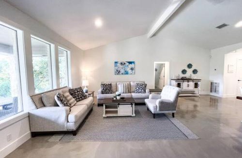 McQueeney House | Lakeside Escape
