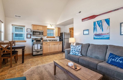 Dover Bay House | Lakeside Hideaway - Lakefront 1 Bedroom Beach