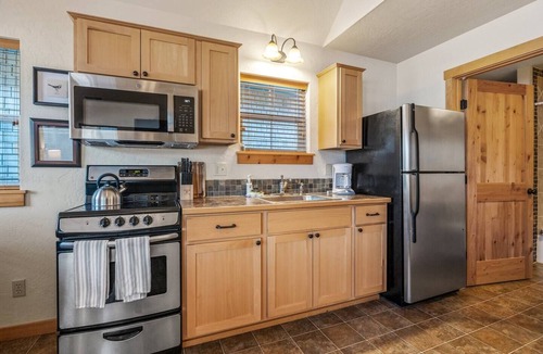 Dover Bay House | Lakeside Hideaway - Lakefront 1 Bedroom Beach