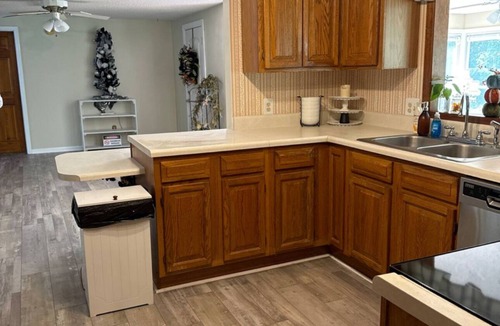 Russellville House | Lakeside retreat in Bonneau with AC, WiF and so much more . Enjoy a cozy stay