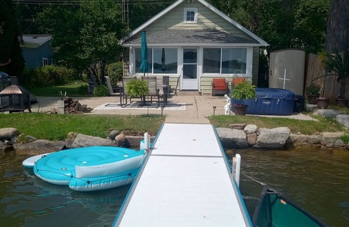 Lapeer Cottage | Lakeside Retreat with Massage Chair