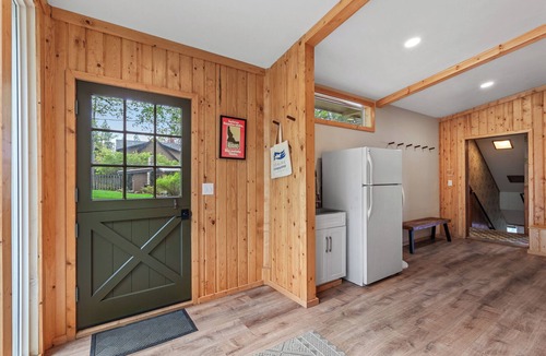 Harrison House | Lakeside Serenity | Retro Cabin | Great Dock | Private Suite