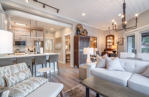 Sherwood - Tualatin South Condo | LAKESIDE URBAN INN . . . truly a HIDDEN GEM on the LAKE in Downtown Tualatin!