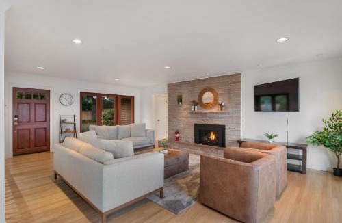 East Lake Hills House | Lakeview house centrally located