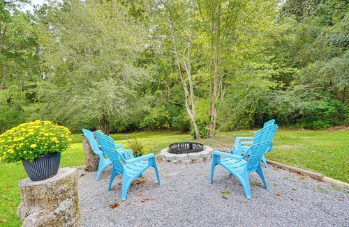 Lemon Springs House | Lakeview Vacation Rental - Walk to Crystal Lake!